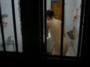 蛇男偷看台妹洗澡